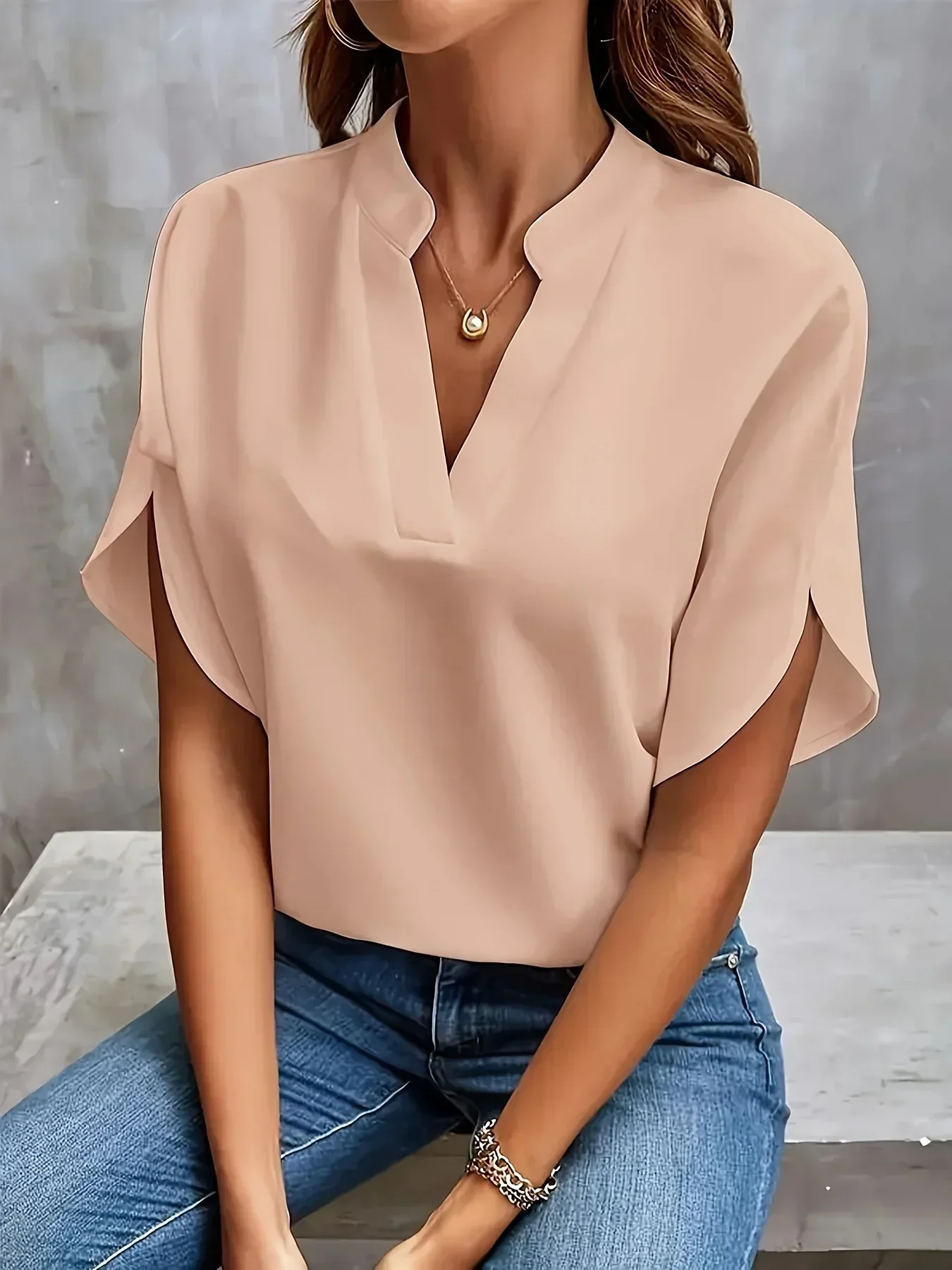 Blouse élégante à manches fendues et col en V