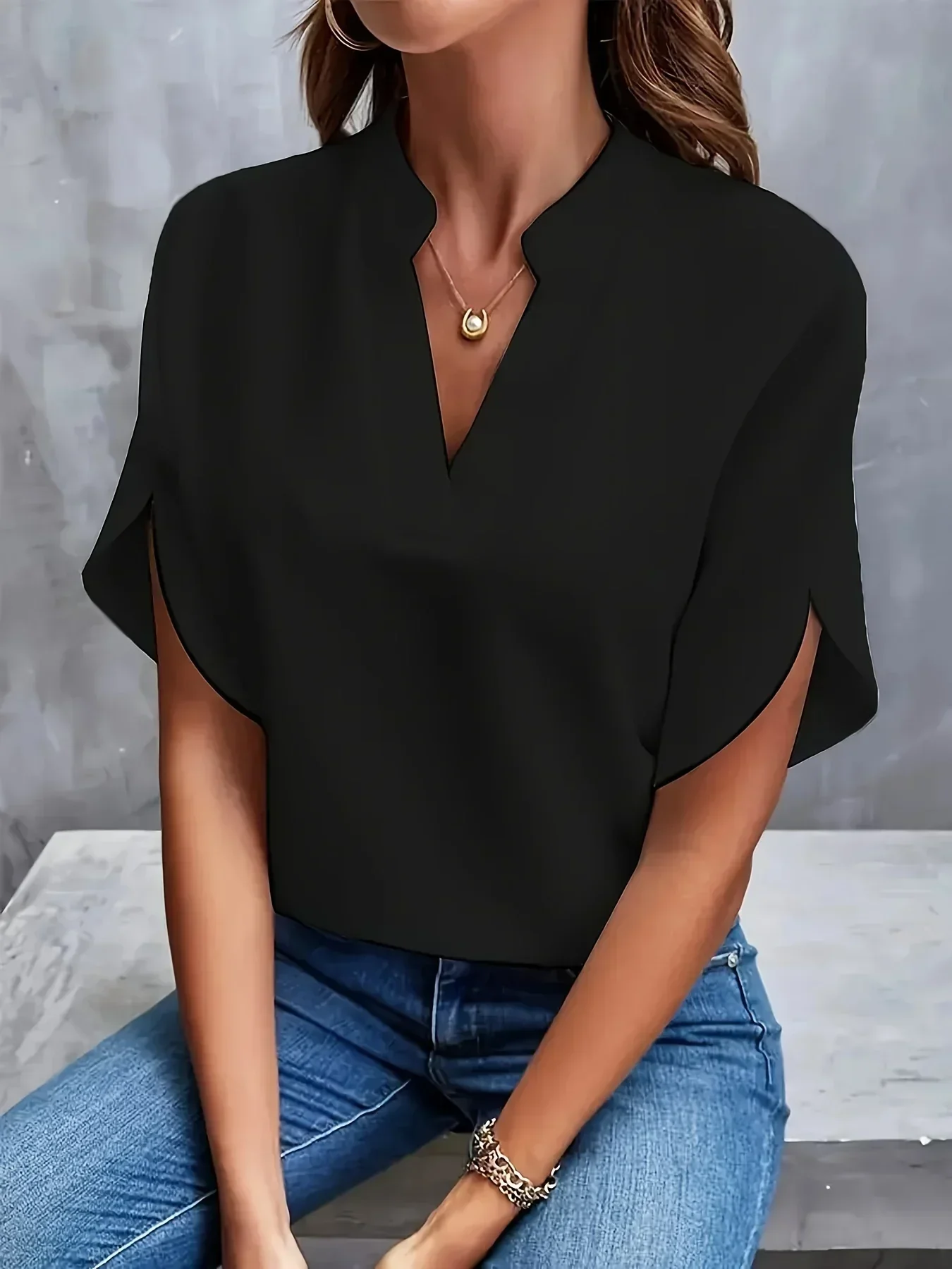 Blouse élégante à manches fendues et col en V