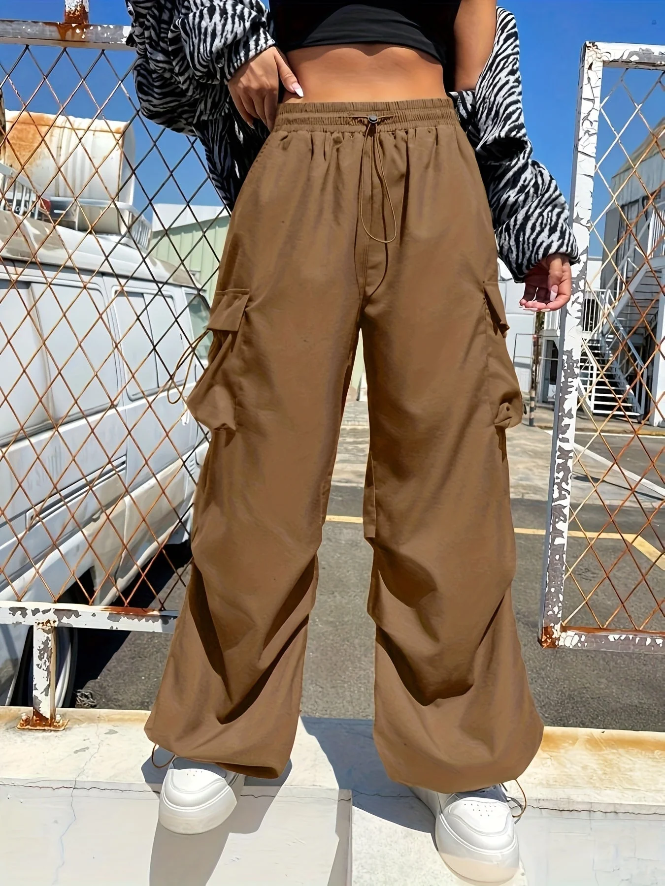Pantalon décontracté à poches cargo pour femmes à jambes larges