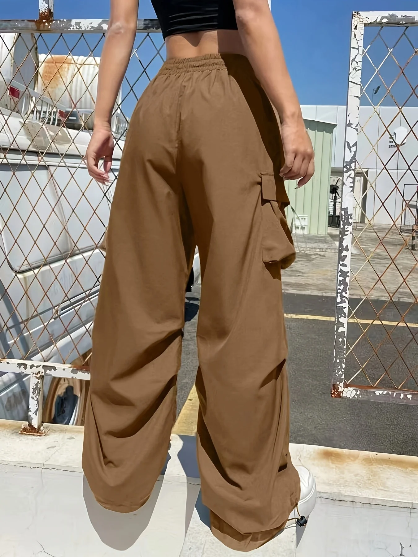 Pantalon décontracté à poches cargo pour femmes à jambes larges